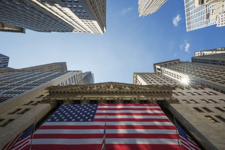 Imagem - Bandeira USA entre prÃ©dios.jpg title=
